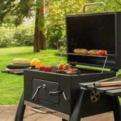 Bigfoot Holzkohlegrill Smoker BBQ-Grill 55 X 40 Cm Stahl Schwarz -Haushaltsgerätegeschäft 10029763 yy 0002 ambient Klarstein Bigfoot BBQ Grill Smoker