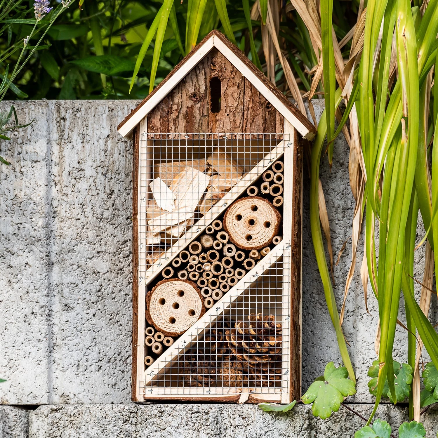 Insektenhotel Mit Schmalem Spitzdach Aufhängung Ganzjährig Bewohnbar Holz 4 Insektenhotel Mit Schmalem Spitzdach Aufhängung Ganzjährig Bewohnbar Holz – Bild 2
